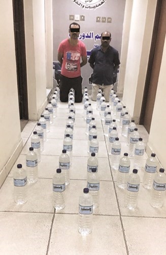 المتهمان وامامهما المضبوطات﻿