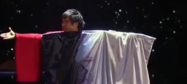 بالفيديو.. شاهد ساحر يرعب الجمهور ولجنة تحكيم برنامج مواهب.. ماذا حصل؟