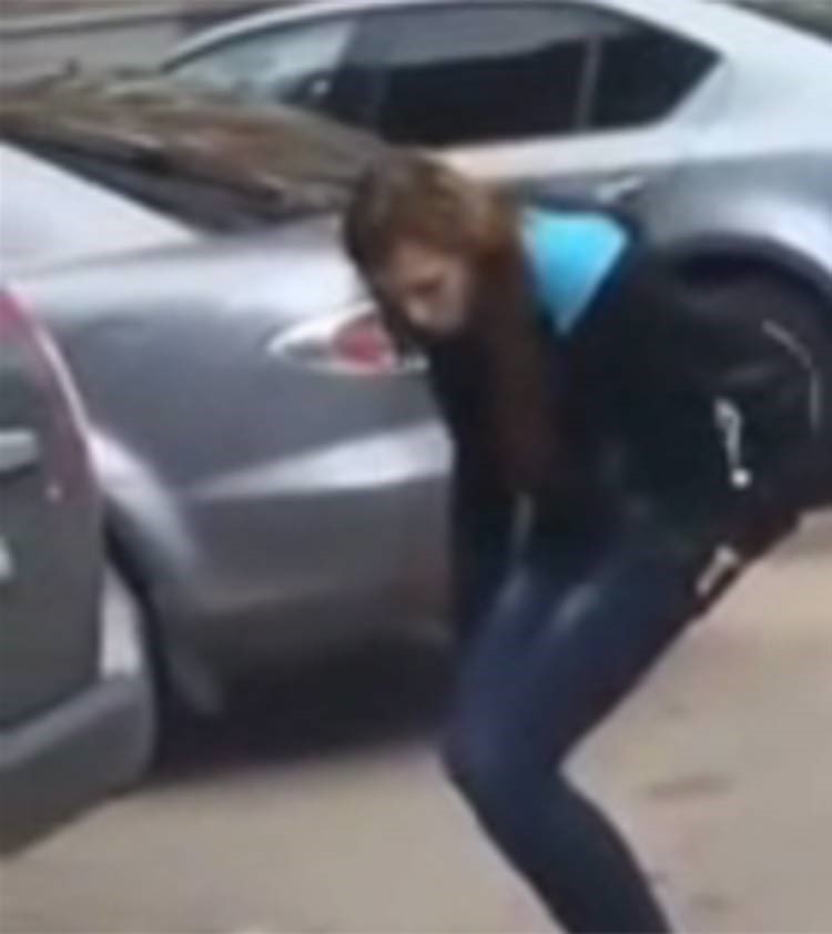 بالفيديو .. شاهد فتاة تنام بالشارع وهي واقفة اثر تعاطيها المخدرات