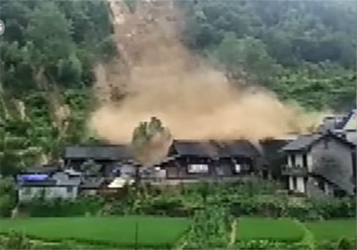بالفيديو..شاهد انهيار أرضي يدمر قرية في الصين
