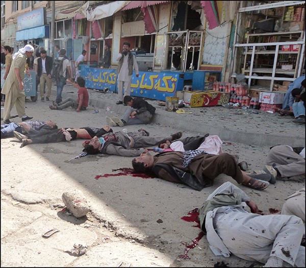 جثث لقتلى وجرحى في الهجوم الانتحاري في كابول امسرويترز