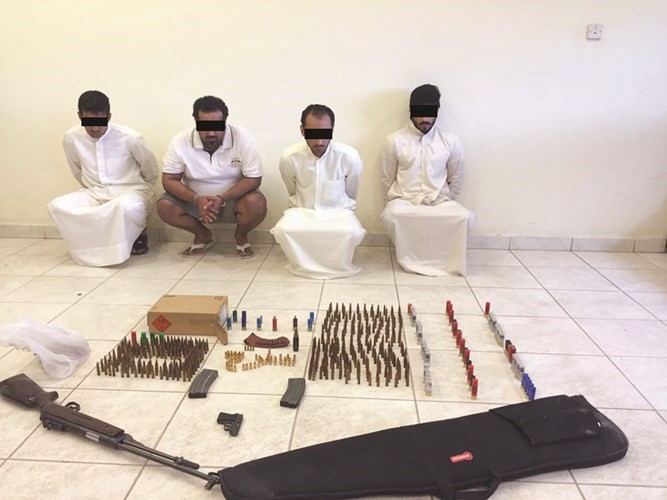التجار الاربعة وامامهم الذخيرة المضبوطة وفي الاطار العميد عبدالرحمن الصهيل﻿