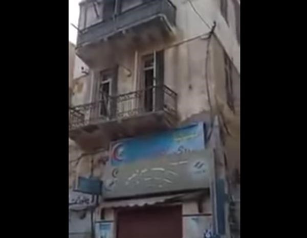  بالفيديو.. لحظة انهيار منزل بعد لحظات من إخلاء السكان بالإسكندرية