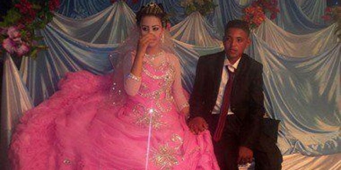طفل يتزوج طفلة بحفل عرس وعقد عرفي في مصر من أجل "النقطة"!