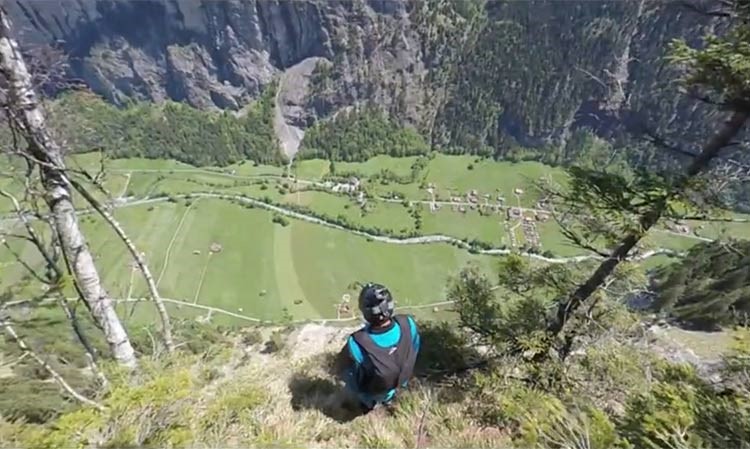 بالفيديو .. مناظر طبيعية خلابة لحظة القفز من فوق وادي الجبال السويسري
