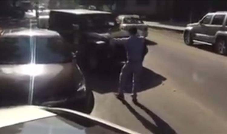 بالفيديو.. شاهد الفنان سعد الصغير يرقص بشكل هستيري في الشارع 