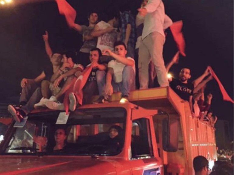 بالصور.. تعرف على قصة صاحبة الصورة التى ابكت رئيس الوزراء التركي ليلة الانقلاب