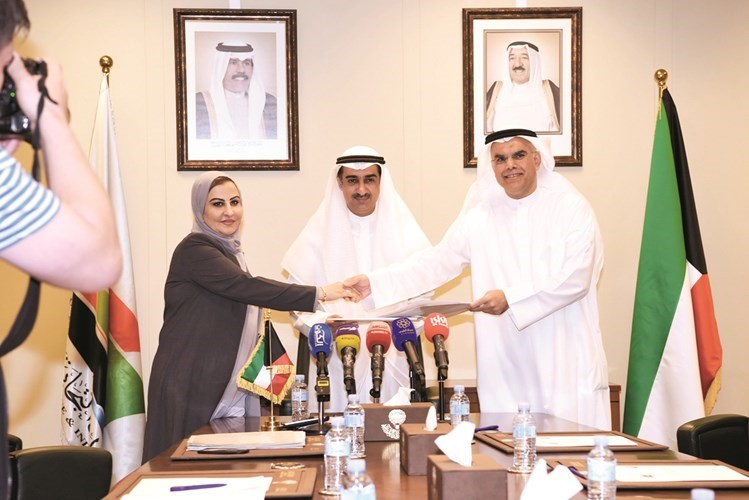 جانب من توقيع مذكرة التفاهم بحضور وزير التجارة والصناعة ديوسف العليريليش كومار