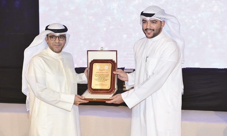 الرازي البديوي يتسلم درع تكريم في حفل طلبة كلية الطب