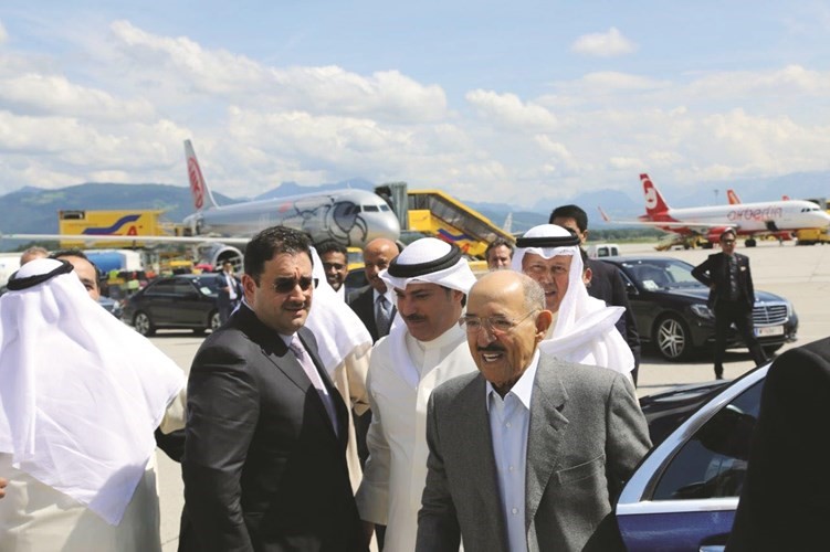 صاحب السمو الامير الشيخ صباح الاحمد لدى مغادرته النمسا وفي وداعه السفير صادق معرفي﻿