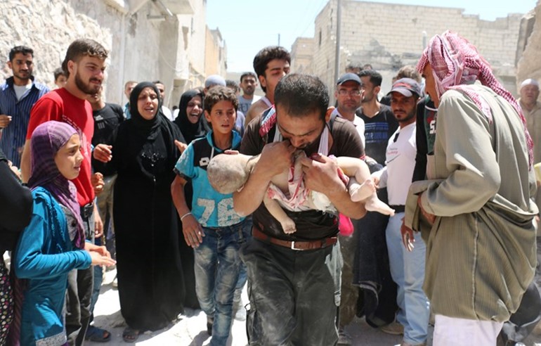 سوري يبكي طفله الذي انتشله من تحت انقاض منزله الذي دمر في غارة على حي المرجة في حلب افپ﻿
