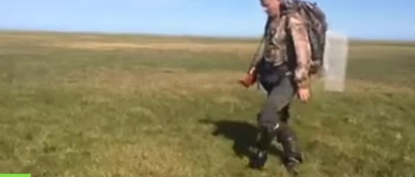 بالفيديو.. شاهد فقاعات هوائية تحت أرض عشبية في سيبيريا