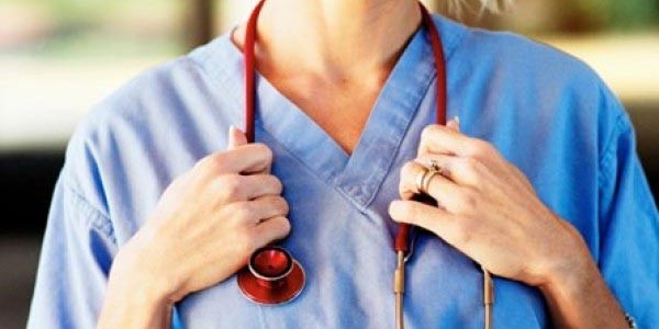  بالفيديو.. ممرضة تثير ضجة على الإنترنت بعد إنقاذ حياة مريض في المطر