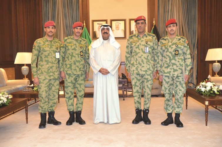 الشيخ مشعل الاحمد مع المكرمين ﻿