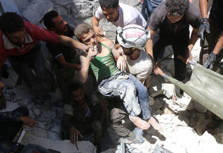 رجال الدفاع المدنيالقبعات البيضاء ينتشلون طفلا من تحت انقاض منزله في حي المشهد بحلبافپ ﻿