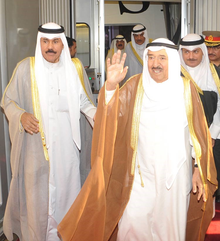 صاحب السمو الامير الشيخ صباح الاحمد اثناء عودته الى البلاد وفي استقباله سمو ولي العهد الشيخ نواف الاحمد