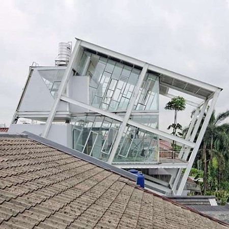 بالصور.. "سي إن إن" تكشف سر "المنزل المائل" في إندونيسيا