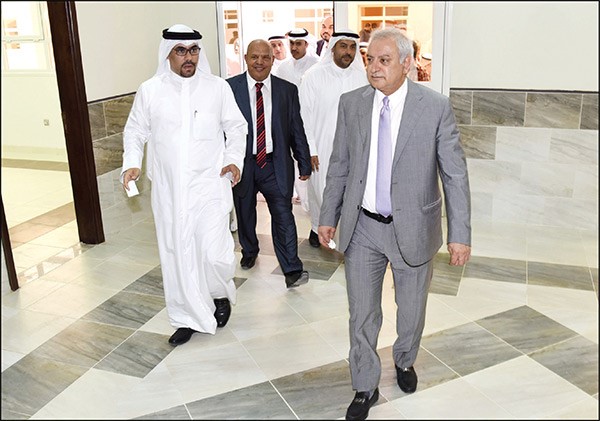 دبدر العيسى خلال جولته في مدرسة ام كلثوم بنت عقبة عقب افتتاحهااحمد علي