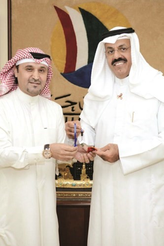 الشيخ احمد النواف يتسلم فلاش ميموري من الزميل احمد العنزي﻿