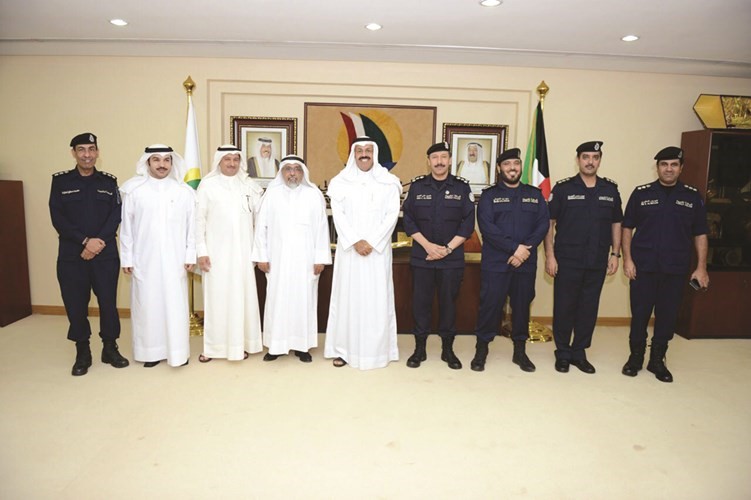 الفريق الشيخ احمد النواف مع مدير عام مديرية امن حولي والوفد المرافق