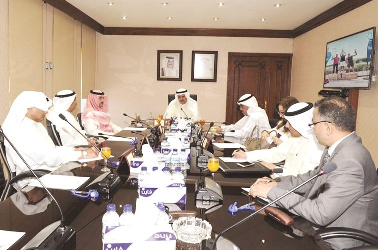 الشيخ سلمان الحمود خلال لقائه رئيس مجلس الادارة والمدير العام لـ كونا الشيخ مبارك الدعيج واعضاء مجلس الادارة 