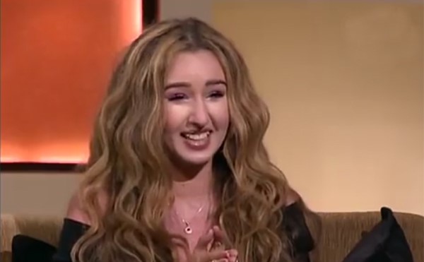 بالفيديو.. هنا الزاهد تدخل في نوبة هستيرية من الضحك على الهواء.. وتقول: كنت هموت من الفرحة لعملي مع عادل إمام 
