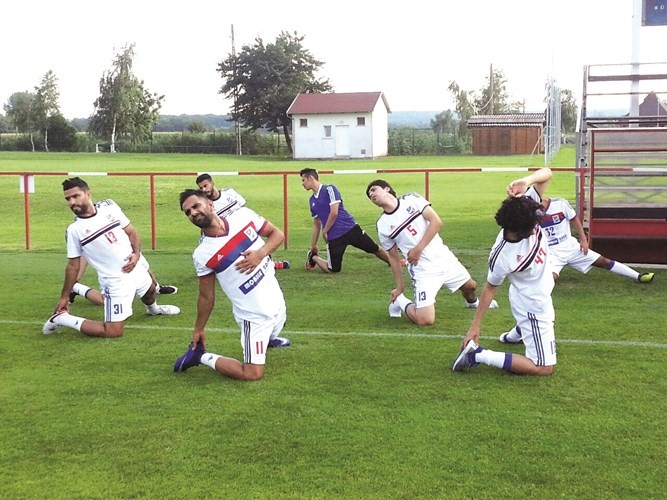 لاعبو التضامن اثناء التدريب في المجر﻿