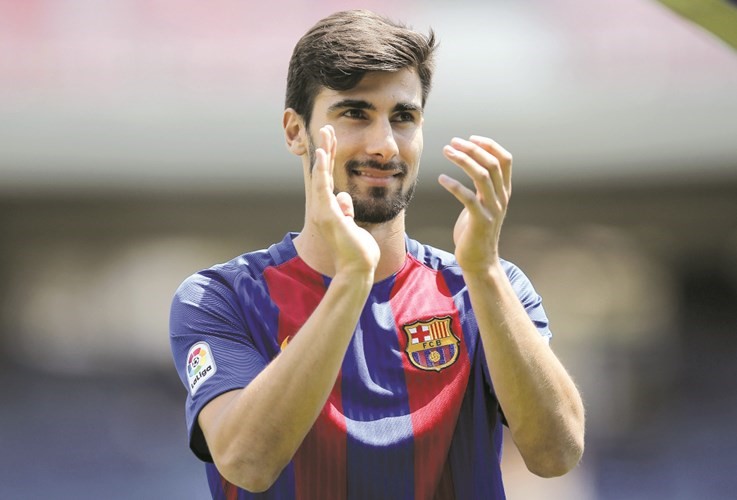 لاعب برشلونة الجديد البرتغالي اندريه غوميش﻿