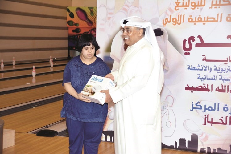 فيصل المقصيد مكرما احد المشاركين في بطولة البولينغ﻿