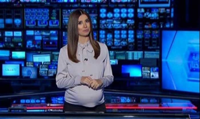 بالفيديو.. مذيعة سكاي نيوز تقدم النشرة الإخبارية وهي حامل