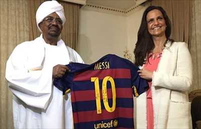 ميسي يهدي قميصه للرئيس السوداني