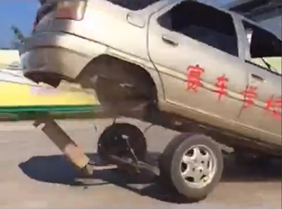بالفيديو .. شاهد ماذا حصل لسيارة كان صاحبها يحاول الاستعراض بالهيدروليك!