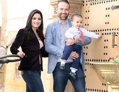 البريطاني الان ديرسلي الذي تحول الى الاسلام لاجل عيني زوجته الفنانة المغربية سناء موزيان