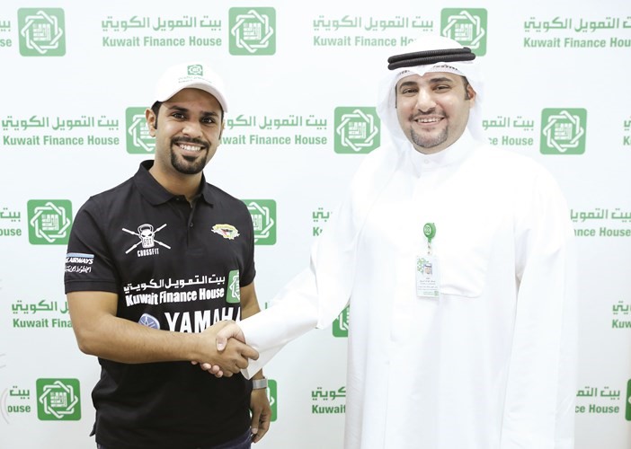 يوسف الرويح المدير التنفيذي للعلاقات العامة للمجموعة مكرما بوشيبة﻿