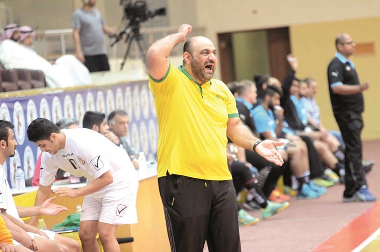 عباس طه موجها لاعبيه في الدوري ﻿