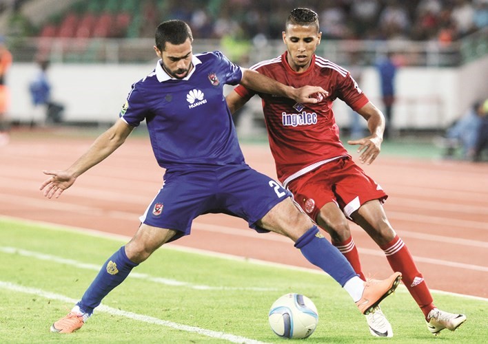 لاعب الاهلي احمد فتحي يفتك الكرة من لاعب الوداد محمد نجمافپ