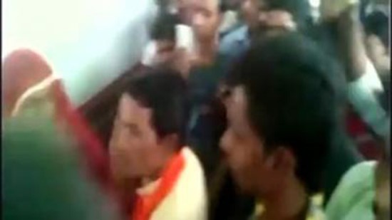 بالفيديو.. الاعتداء على مسلمتين بالهند أمام الشرطة.. بسبب حيازتهم لحوم أبقار !