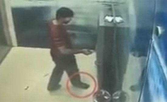 بالفيديو.. سارق صراف يفضحه "حذائه" بعد ان رصدته كاميرا المراقبة 