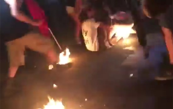 بالفيديو.. شاهد النيران تشتعل بالتنورة التي كان يرتديها احد المتظاهرين وهو "يدوس" العلم المشتعل 