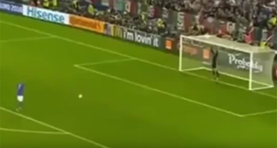بالفيديو.. لاعب يسدد ضربة جزاء مشابهة تماما لطريقة وأسلوب "سيموني زازا" وعدم إحراز الهدف أيضا