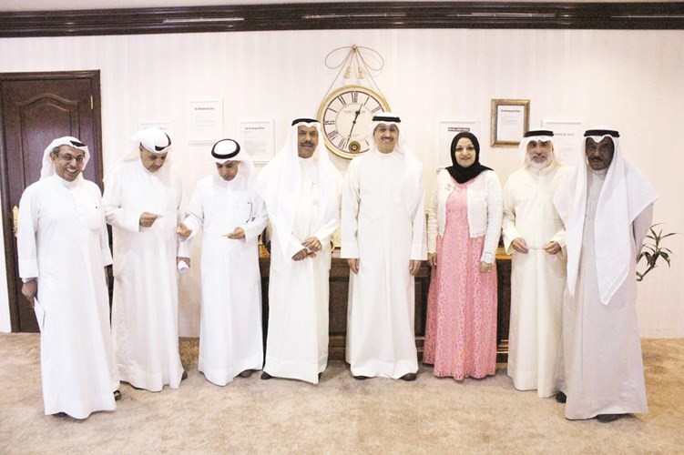 مجلس ادارة جمعية الفنانين الكويتيين مع وكيل وزارة الاعلام طارق المزرم
