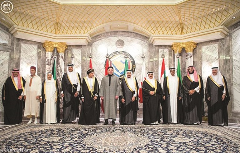 الملك محمد السادس متوسطا قادة دول مجلس التعاون الخليجي خلال القمة الخليجية المغربية في ابريل الماضي﻿