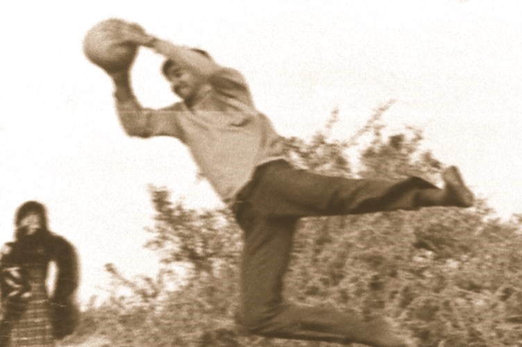 حيدر غضنفري اثناء التدريب في بر كاظمة سنة 1972﻿