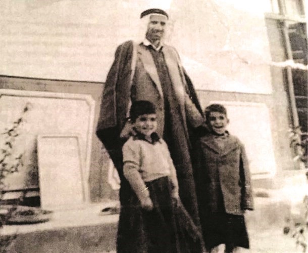 الوالد واخي ابو احمد- رحمهما الله- مع حبيب شعبان غضنفري في بداية الخمسينيات﻿