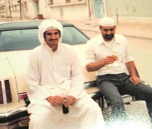 مع حيدر حمزة محمد حيدر في السالمية منتصف السبعينيات﻿