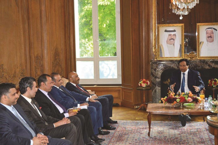 سمو رئيس الوزراء الشيخ جابر المبارك خلال زيارته مقر سفارتنا في باريس 