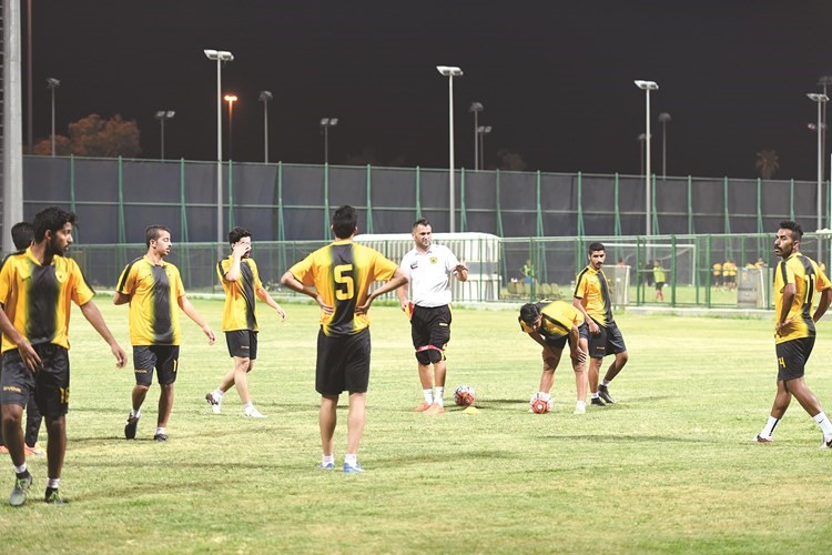 مدرب القادسية داليبور ستاركفيتش يوجه اللاعبين الشبابمحمد هاشم﻿