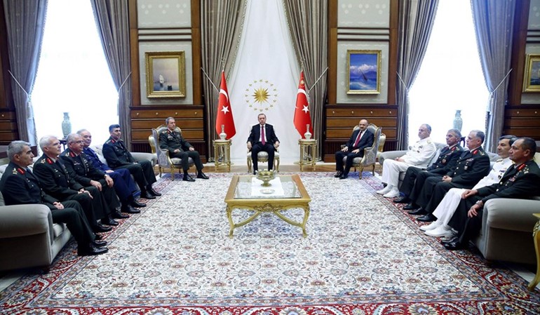 الرئيس التركي رجب طيب اردوغان خلال لقائه اعضاء المجلس العسكري الاعلى في القصر الرئاسي بانقرة امسافپ﻿