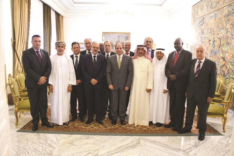 الرئيس عبدالفتاح السيسي متوسطا وفد اتحاد الصحافيين العرب