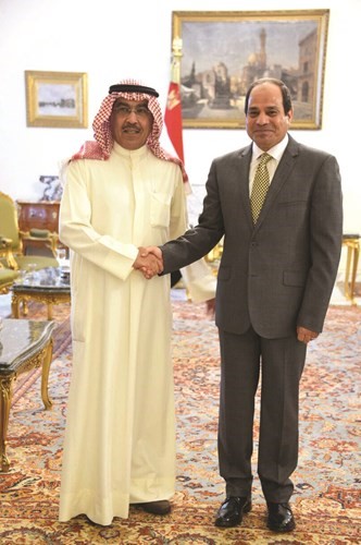 الرئيس المصري عبدالفتاح السيسي مصافحا نائب رئيس اتحاد الصحافيين العرب ونائب رئيس تحرير الانباءالزميل عدنان الراشد